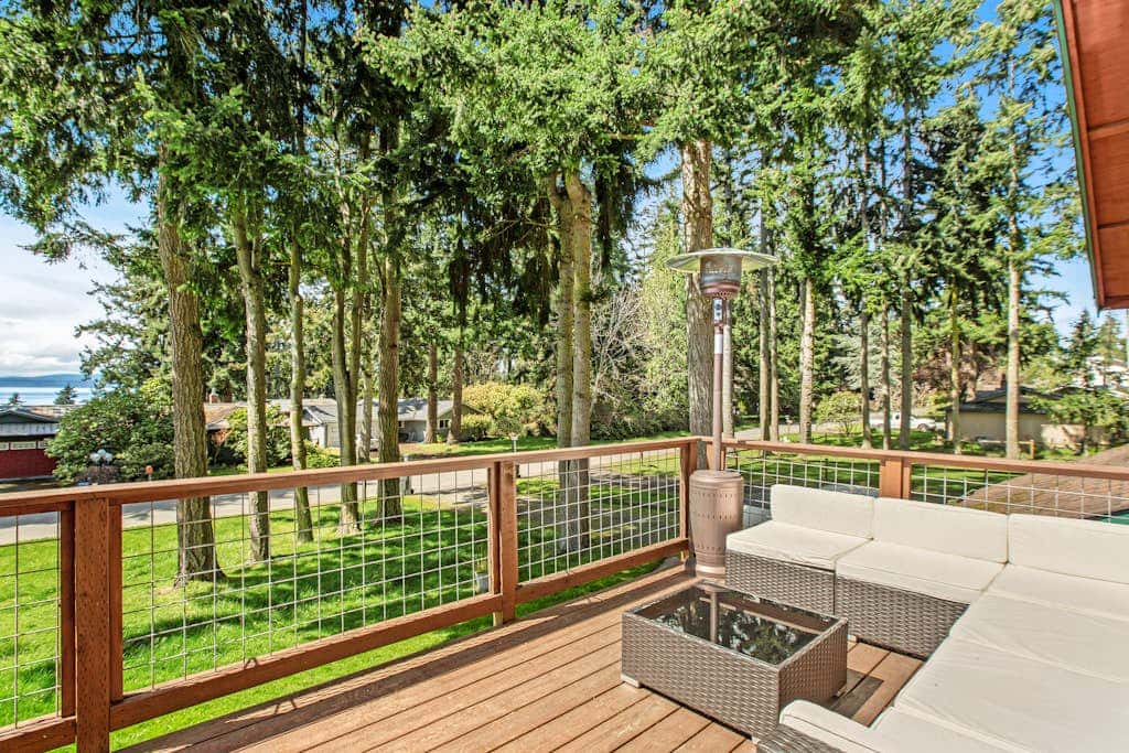 Scenic Log Cabin with Hot Tub, Beach Access and Game Room