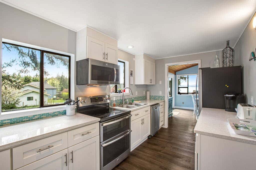 Scenic Log Cabin with Hot Tub, Beach Access and Game Room