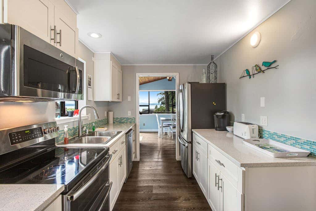 Scenic Log Cabin with Hot Tub, Beach Access and Game Room