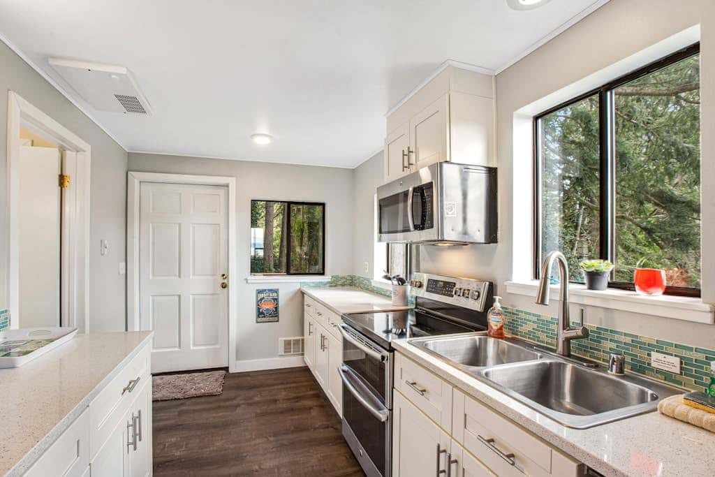 Scenic Log Cabin with Hot Tub, Beach Access and Game Room