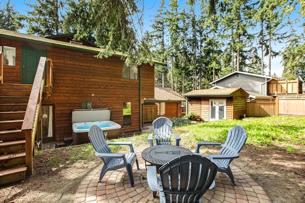 Scenic Log Cabin with Hot Tub, Beach Access and Game Room