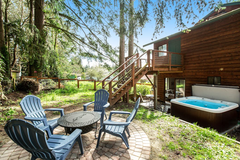 Scenic Log Cabin with Hot Tub, Beach Access and Game Room