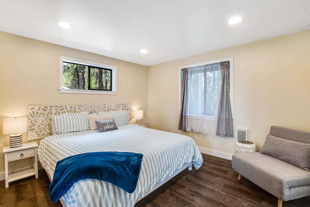 Scenic Log Cabin with Hot Tub, Beach Access and Game Room