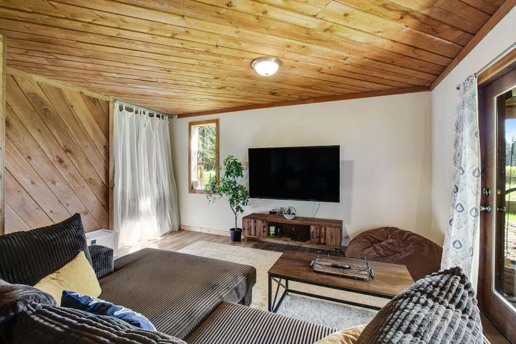 Scenic Log Cabin with Hot Tub, Beach Access and Game Room
