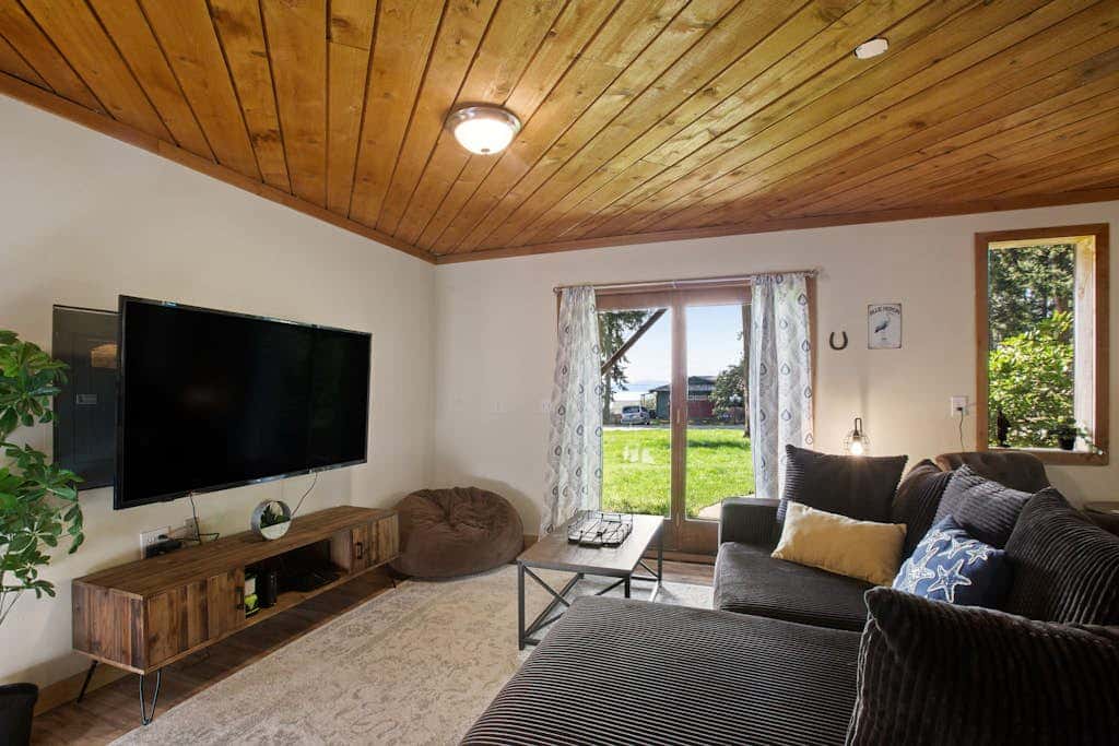 Scenic Log Cabin with Hot Tub, Beach Access and Game Room