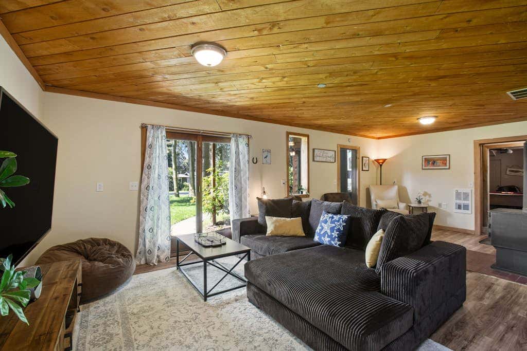 Scenic Log Cabin with Hot Tub, Beach Access and Game Room