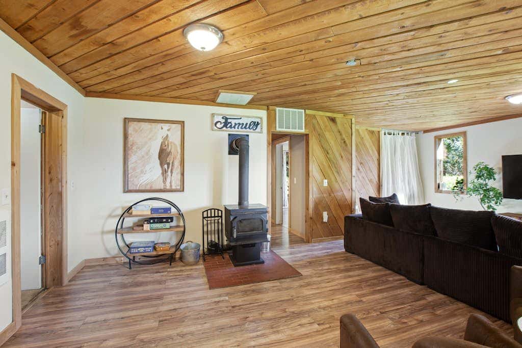 Scenic Log Cabin with Hot Tub, Beach Access and Game Room