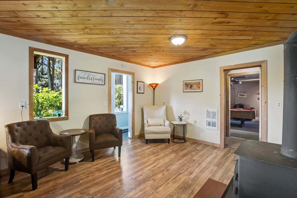 Scenic Log Cabin with Hot Tub, Beach Access and Game Room
