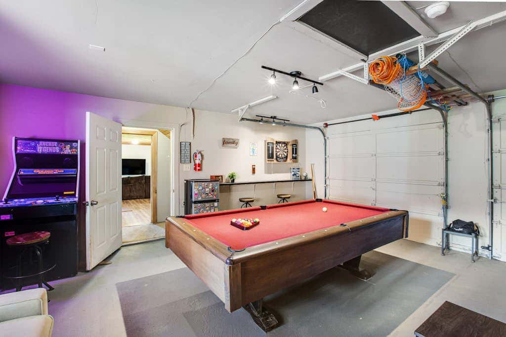 Scenic Log Cabin with Hot Tub, Beach Access and Game Room