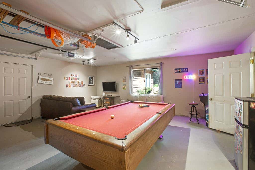 Scenic Log Cabin with Hot Tub, Beach Access and Game Room