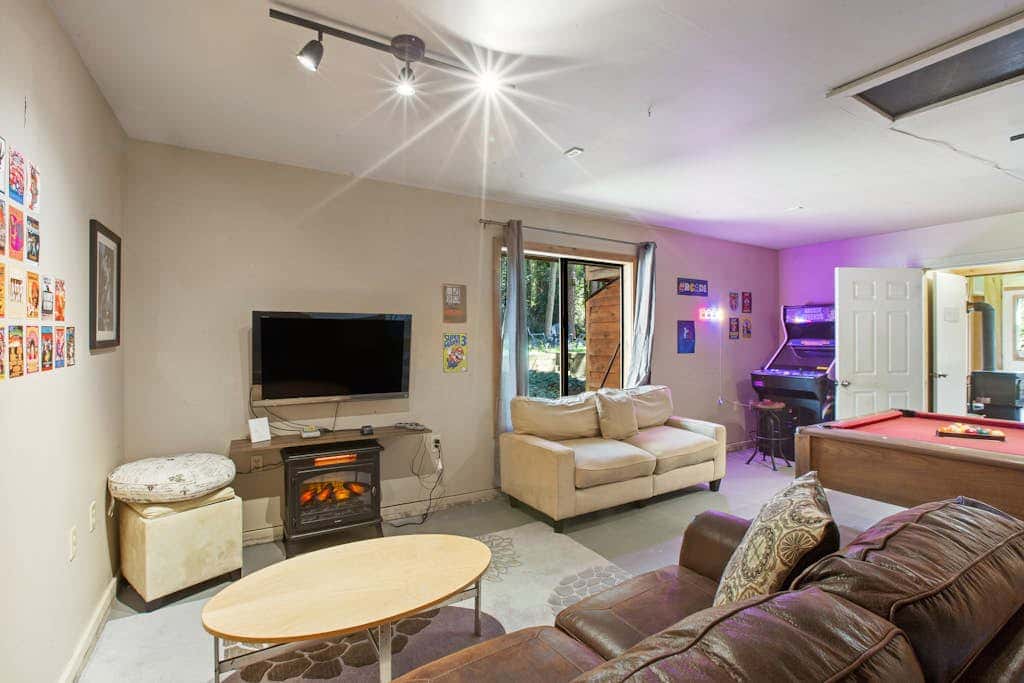 Scenic Log Cabin with Hot Tub, Beach Access and Game Room