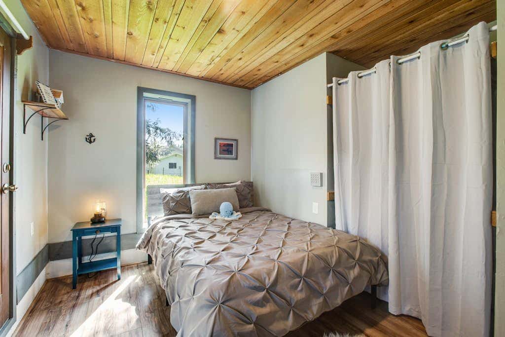 Scenic Log Cabin with Hot Tub, Beach Access and Game Room