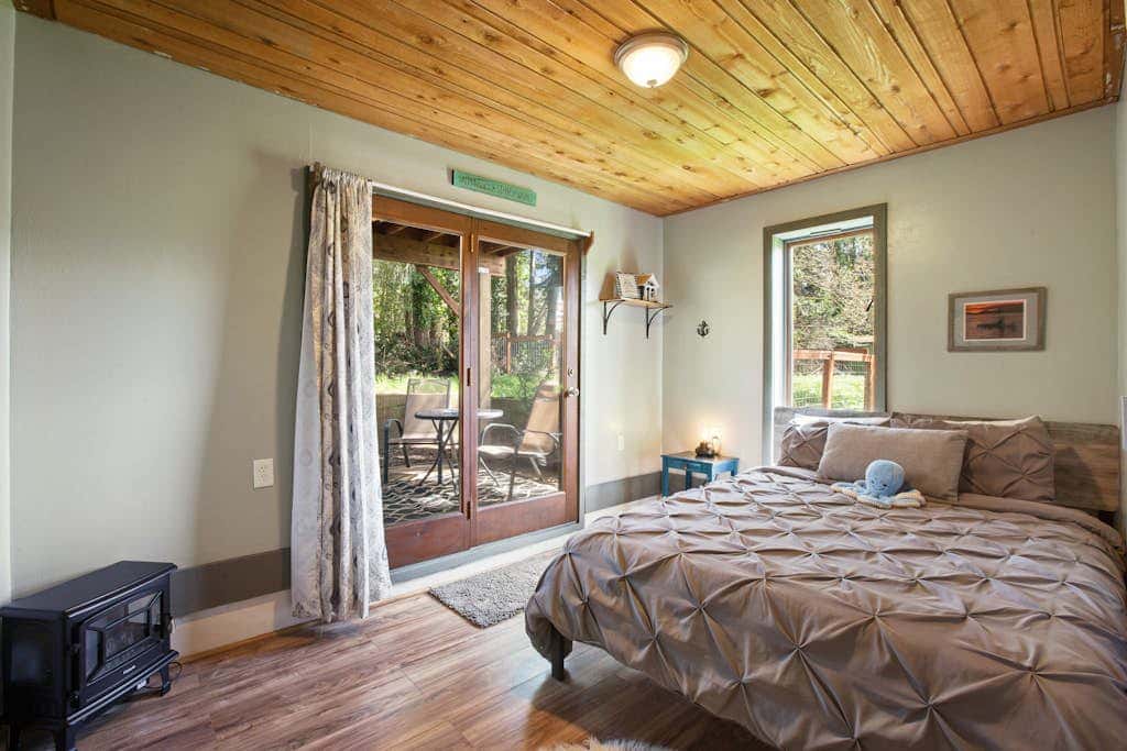 Scenic Log Cabin with Hot Tub, Beach Access and Game Room