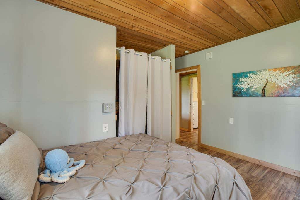 Scenic Log Cabin with Hot Tub, Beach Access and Game Room