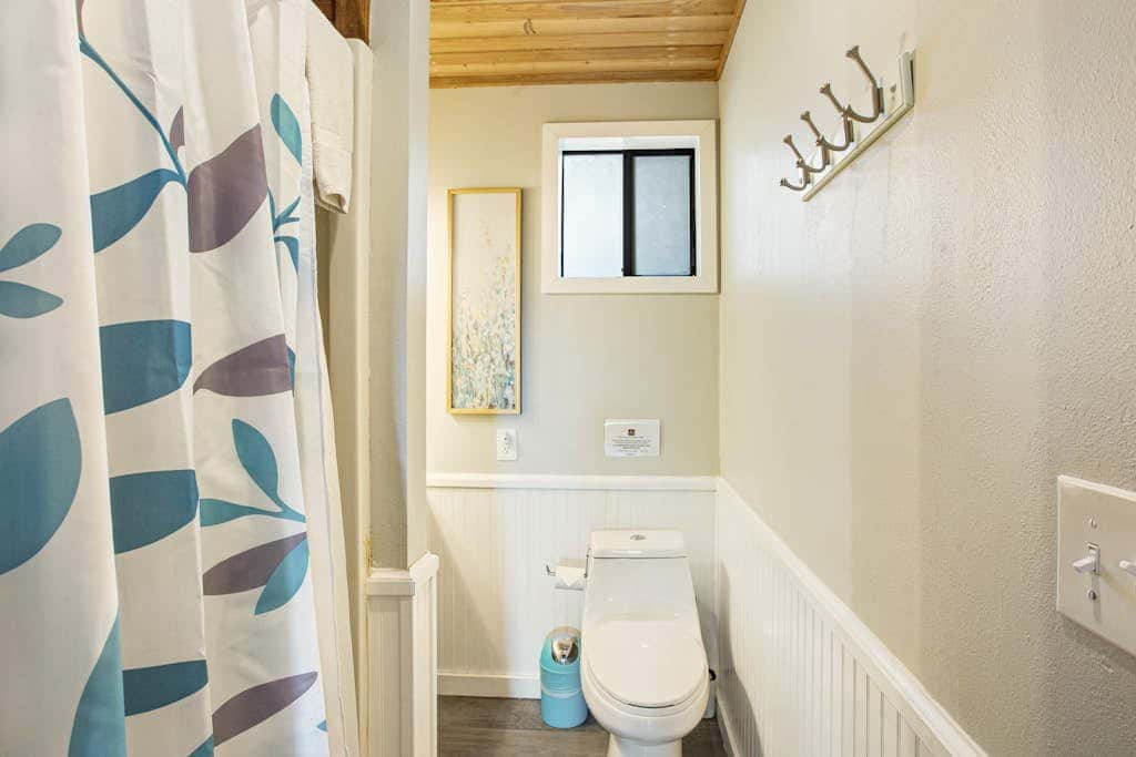 Scenic Log Cabin with Hot Tub, Beach Access and Game Room