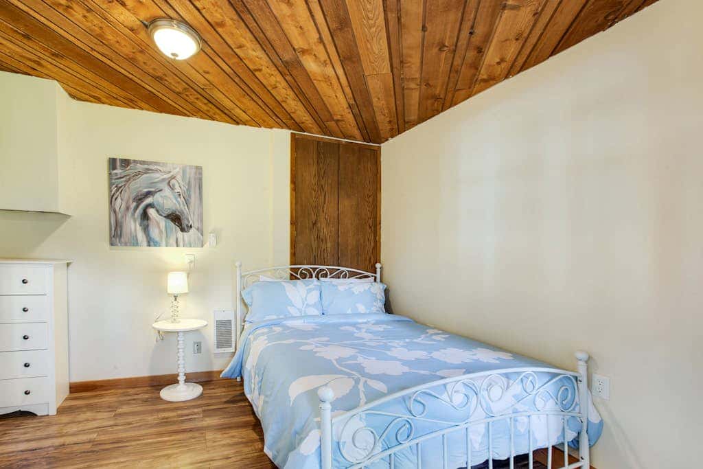 Scenic Log Cabin with Hot Tub, Beach Access and Game Room