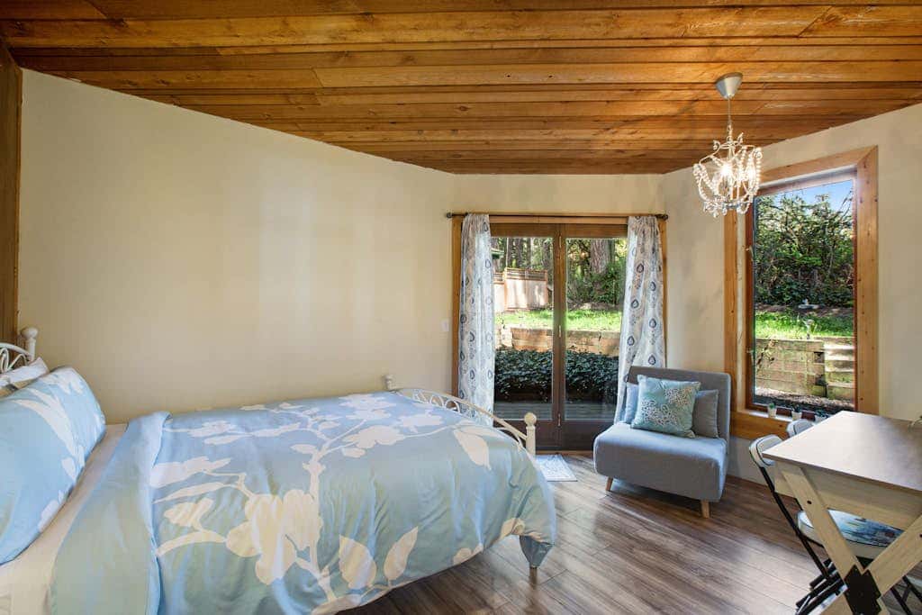 Scenic Log Cabin with Hot Tub, Beach Access and Game Room