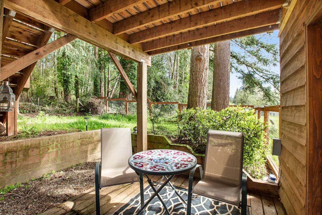 Scenic Log Cabin with Hot Tub, Beach Access and Game Room