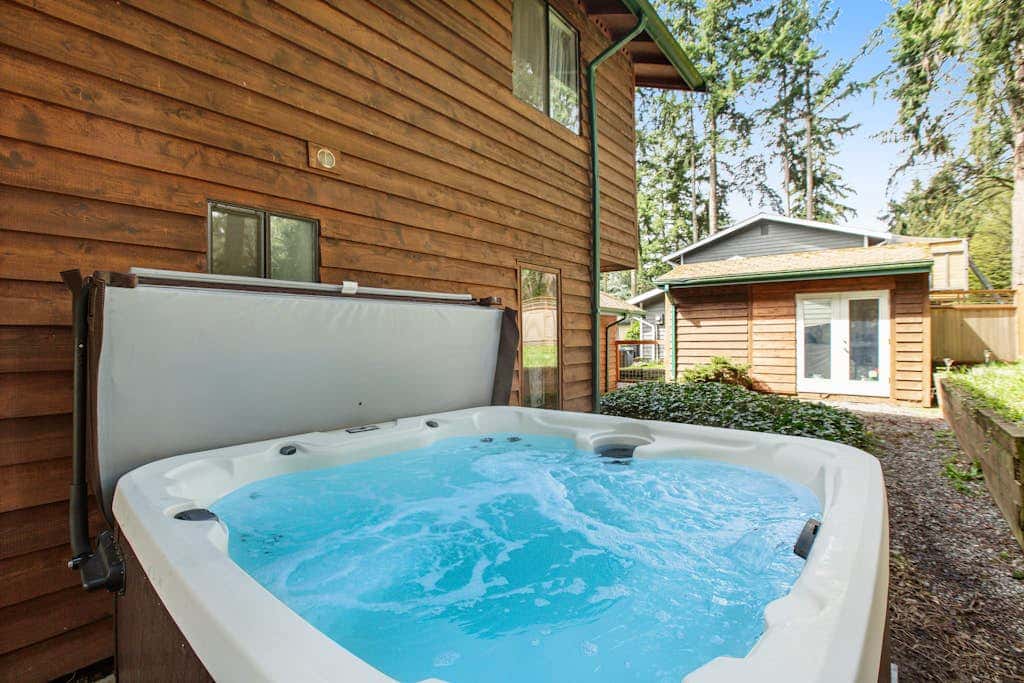 Scenic Log Cabin with Hot Tub, Beach Access and Game Room