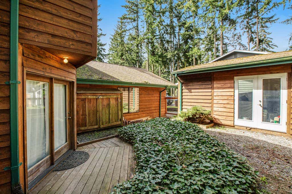 Scenic Log Cabin with Hot Tub, Beach Access and Game Room