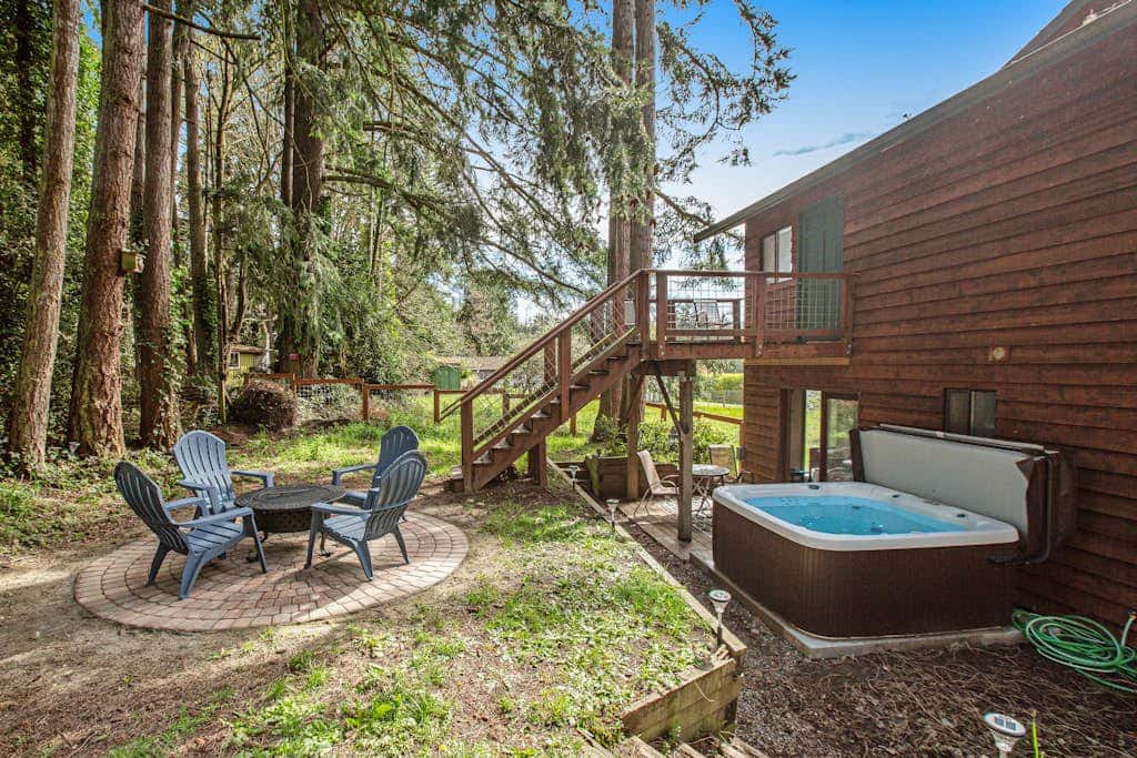 Scenic Log Cabin with Hot Tub, Beach Access and Game Room