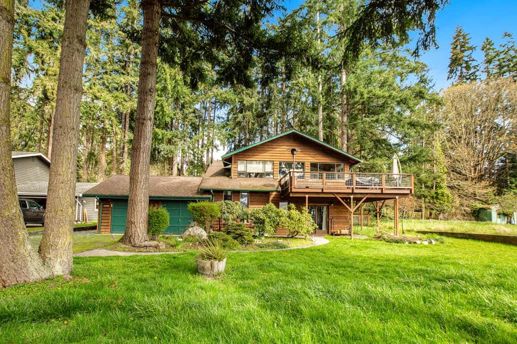 Scenic Log Cabin with Hot Tub, Beach Access and Game Room