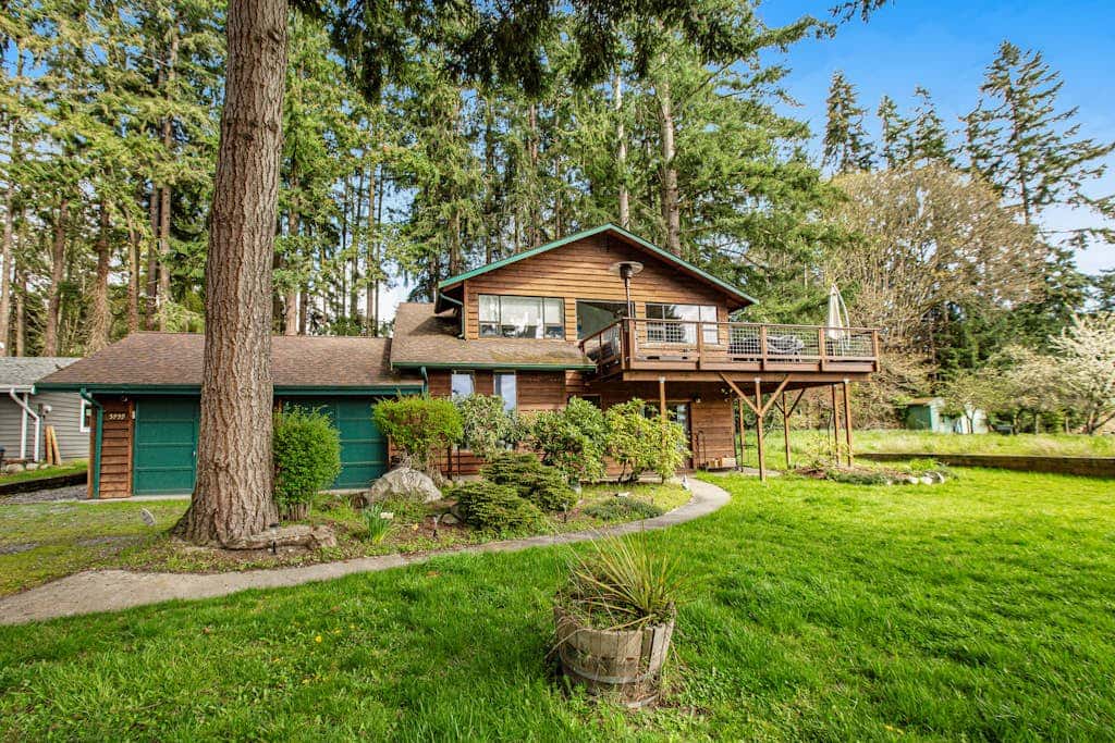 Scenic Log Cabin with Hot Tub, Beach Access and Game Room