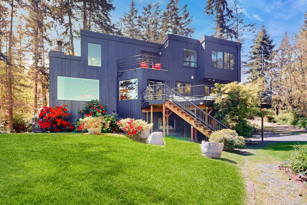Waterview Retreat in Coupeville with Stunning Mt Baker and Saratoga Passage Views