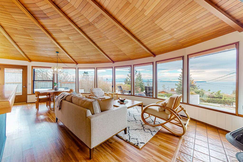 Relaxing Pet Friendly House with Hot Tub and Stunning Sea Views