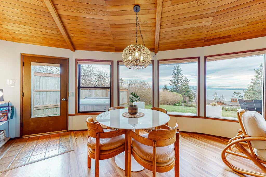 Relaxing Pet Friendly House with Hot Tub and Stunning Sea Views