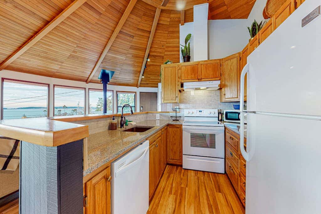Relaxing Pet Friendly House with Hot Tub and Stunning Sea Views