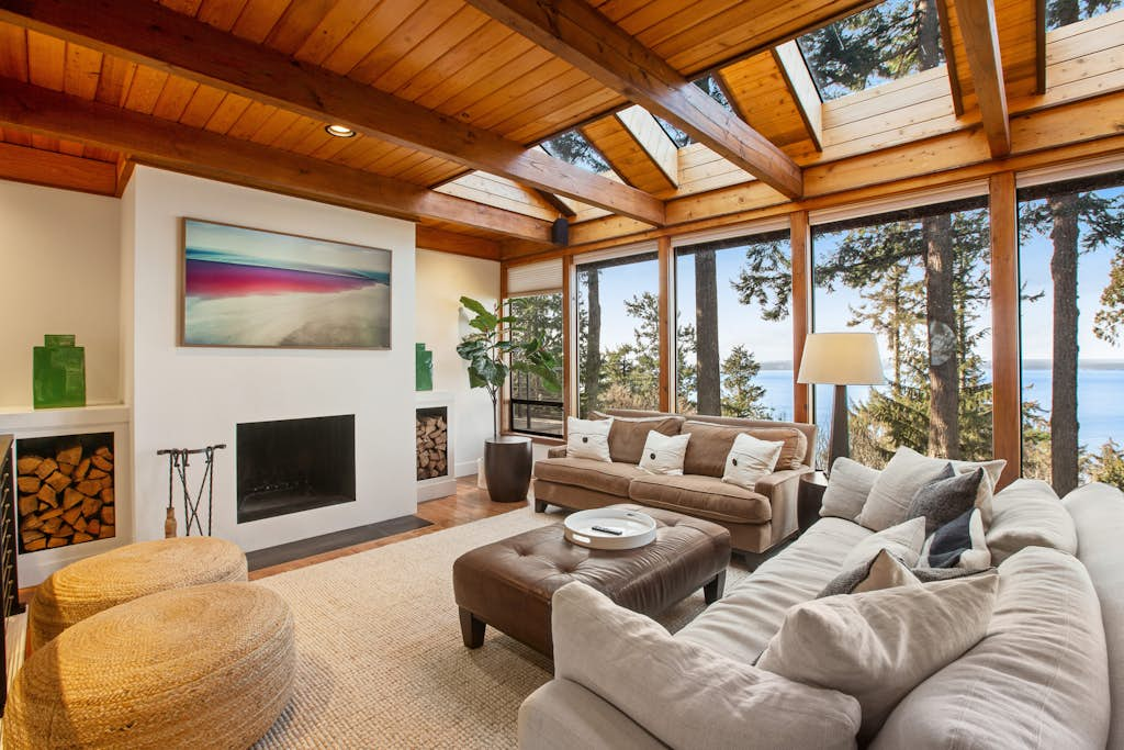 Exquisite Oceanfront Home with Balcony, and Gym in Freeland