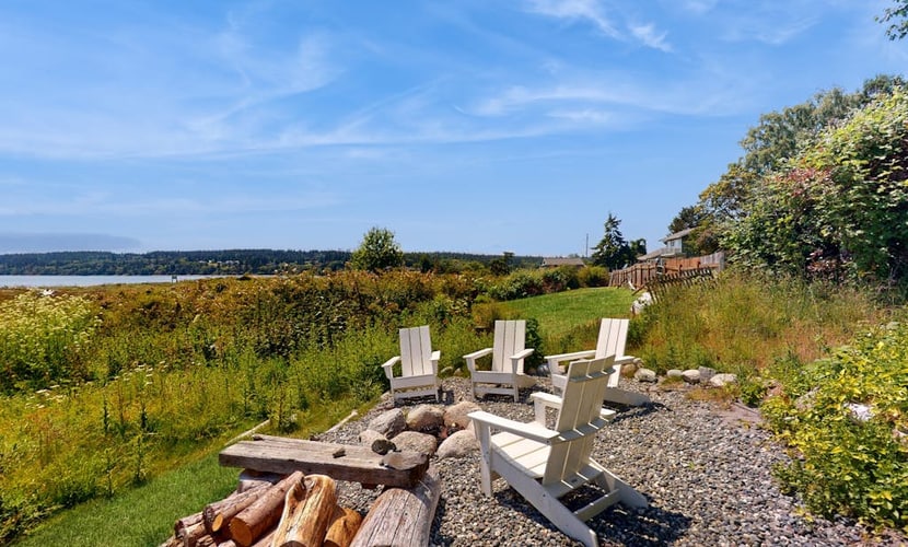 Stunning 2 level waterfront home with firepit, WiFi, views, and pool table