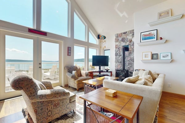 Stunning 2 level waterfront home with firepit, WiFi, views, and pool table