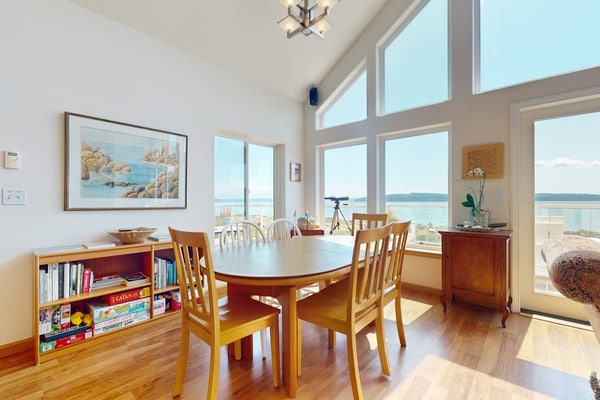 Stunning 2 level waterfront home with firepit, WiFi, views, and pool table