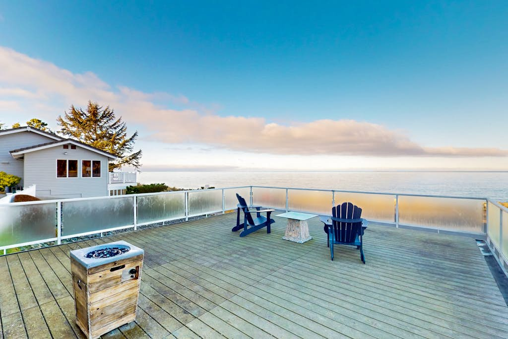 Stunning Waterfront Condo in Oak Harbor with Beach Views and Fire Pit