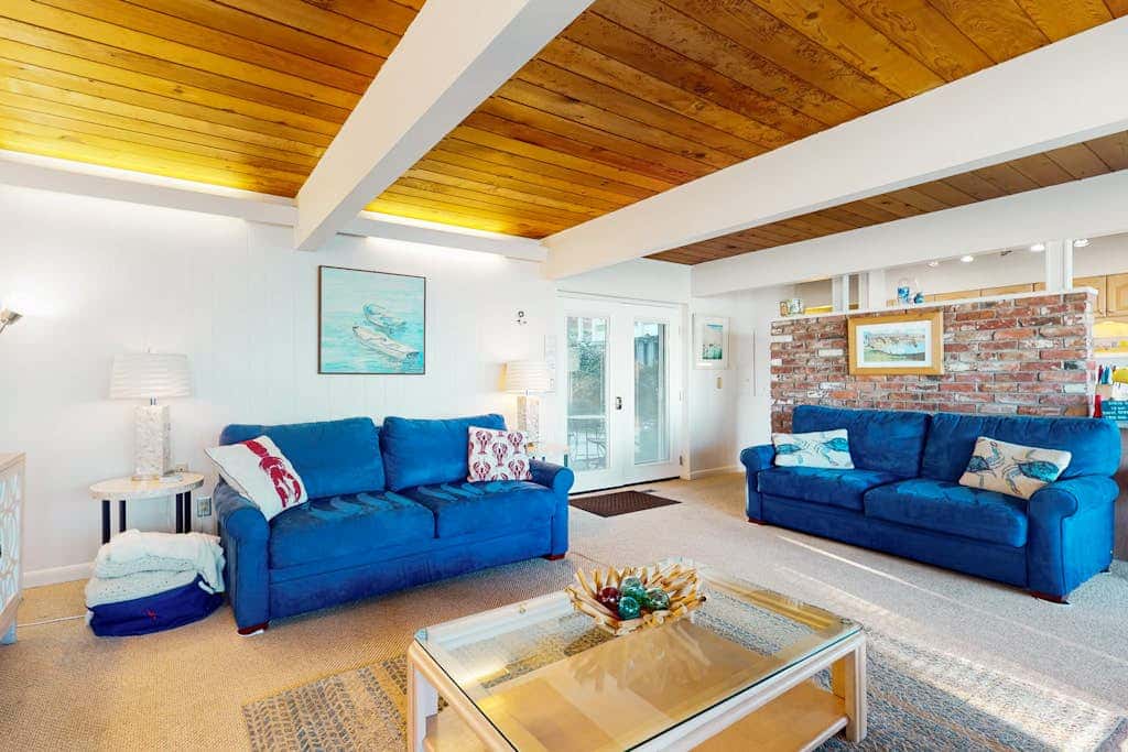 Stunning Waterfront Condo in Oak Harbor with Beach Views and Fire Pit