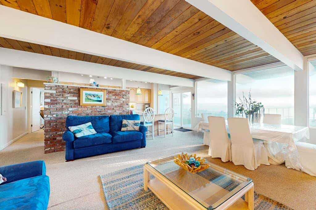Stunning Waterfront Condo in Oak Harbor with Beach Views and Fire Pit