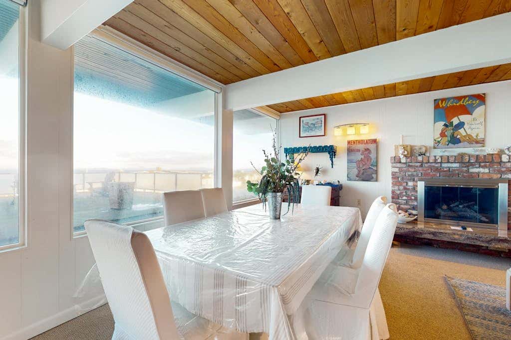 Stunning Waterfront Condo in Oak Harbor with Beach Views and Fire Pit
