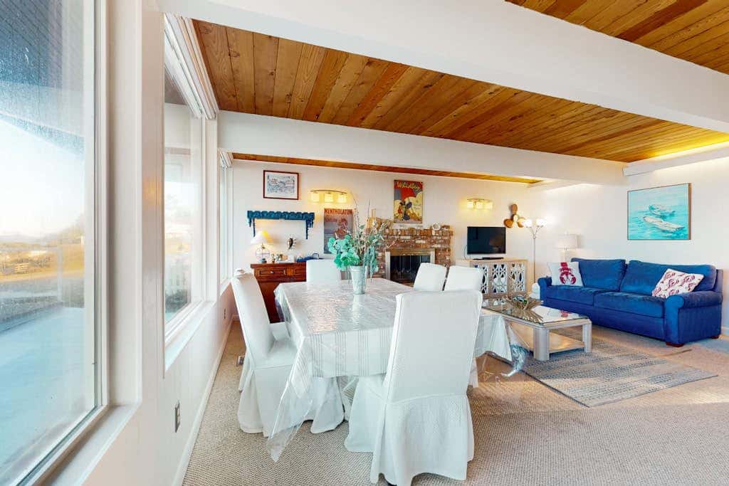 Stunning Waterfront Condo in Oak Harbor with Beach Views and Fire Pit