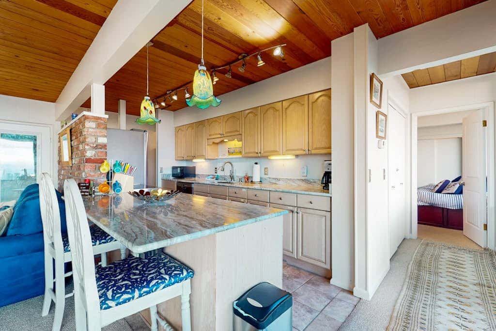 Stunning Waterfront Condo in Oak Harbor with Beach Views and Fire Pit