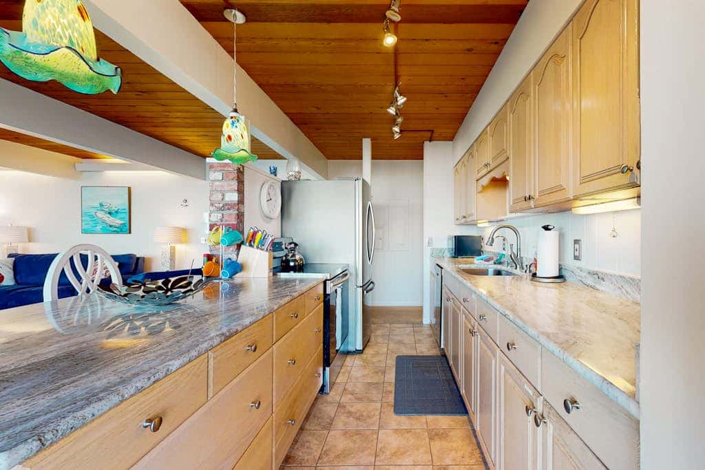 Stunning Waterfront Condo in Oak Harbor with Beach Views and Fire Pit