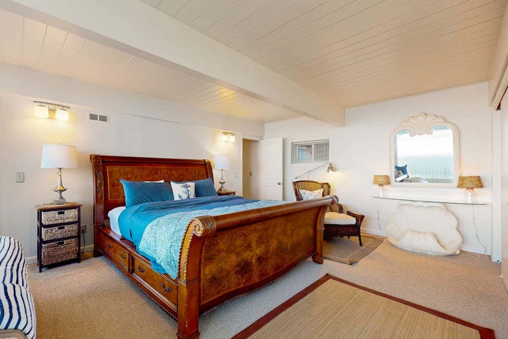 Stunning Waterfront Condo in Oak Harbor with Beach Views and Fire Pit