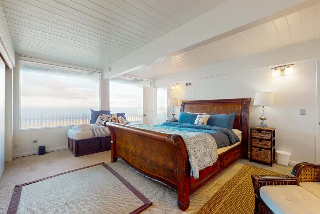 Stunning Waterfront Condo in Oak Harbor with Beach Views and Fire Pit
