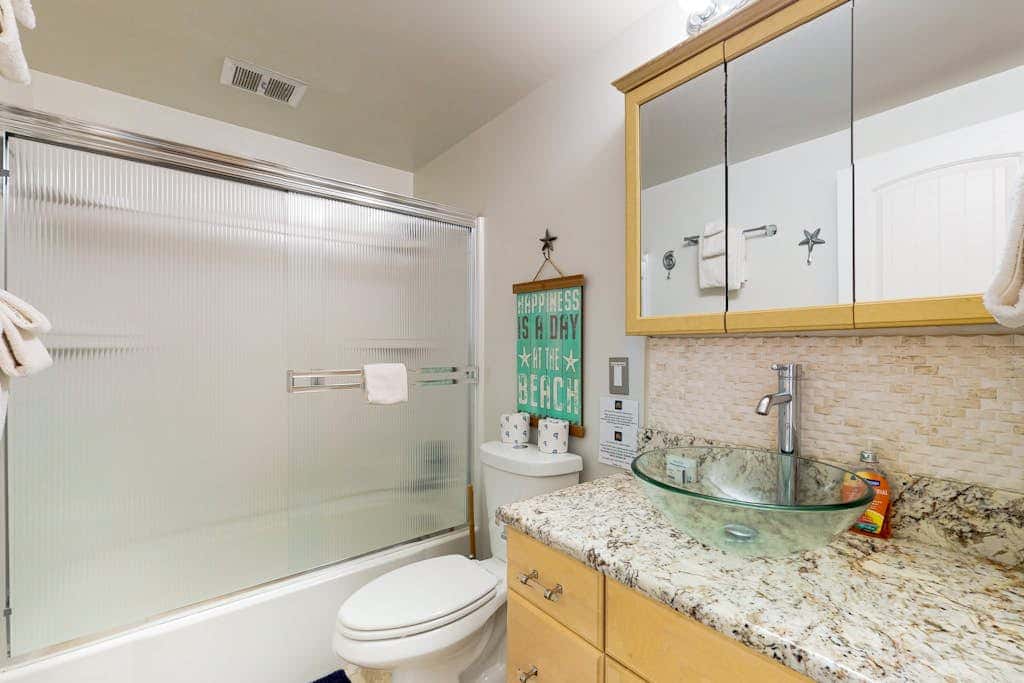 Stunning Waterfront Condo in Oak Harbor with Beach Views and Fire Pit