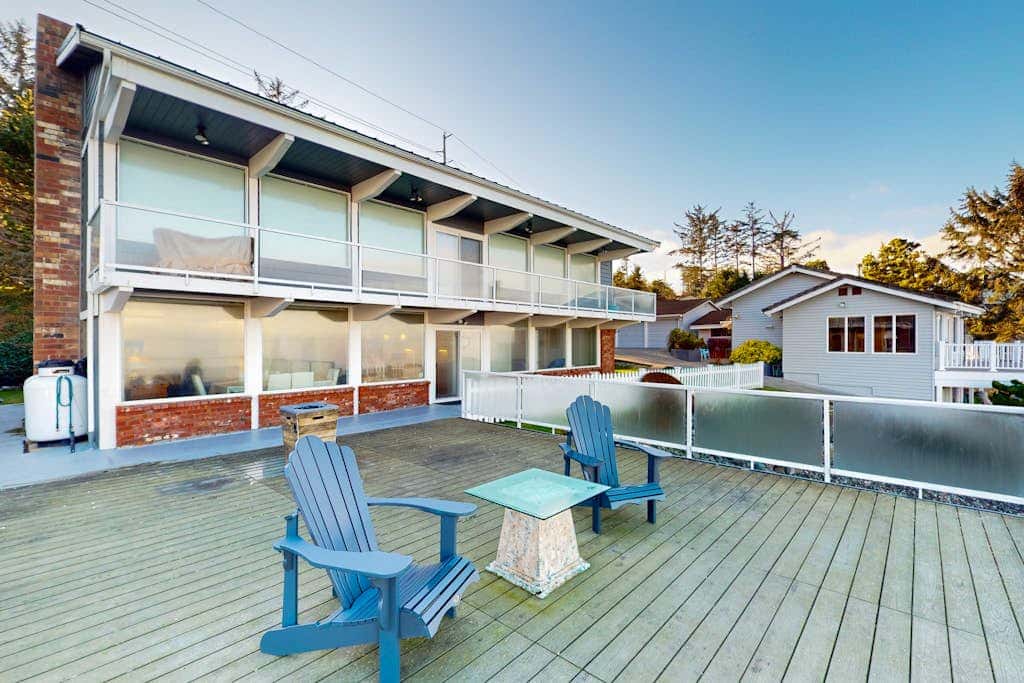 Stunning Waterfront Condo in Oak Harbor with Beach Views and Fire Pit