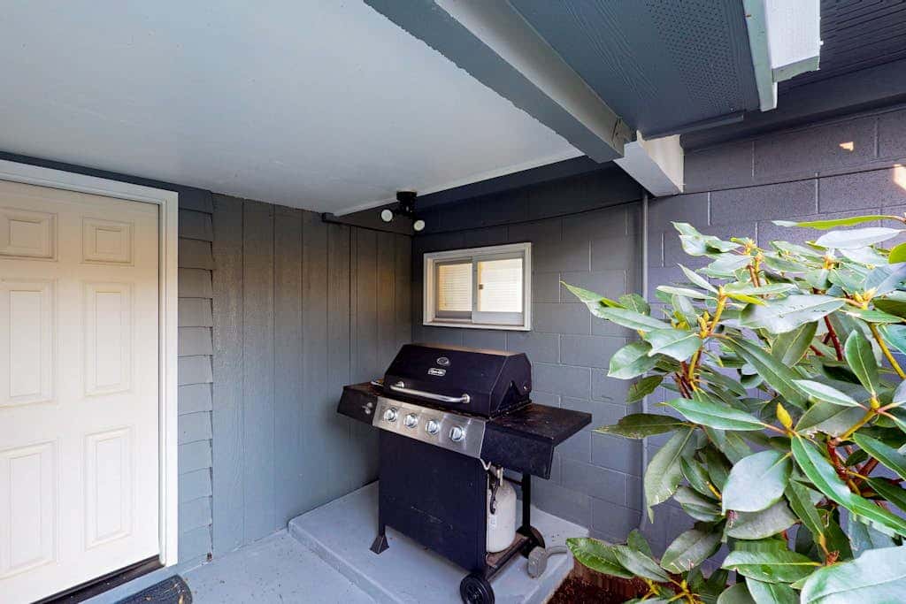Stunning Waterfront Condo in Oak Harbor with Beach Views and Fire Pit