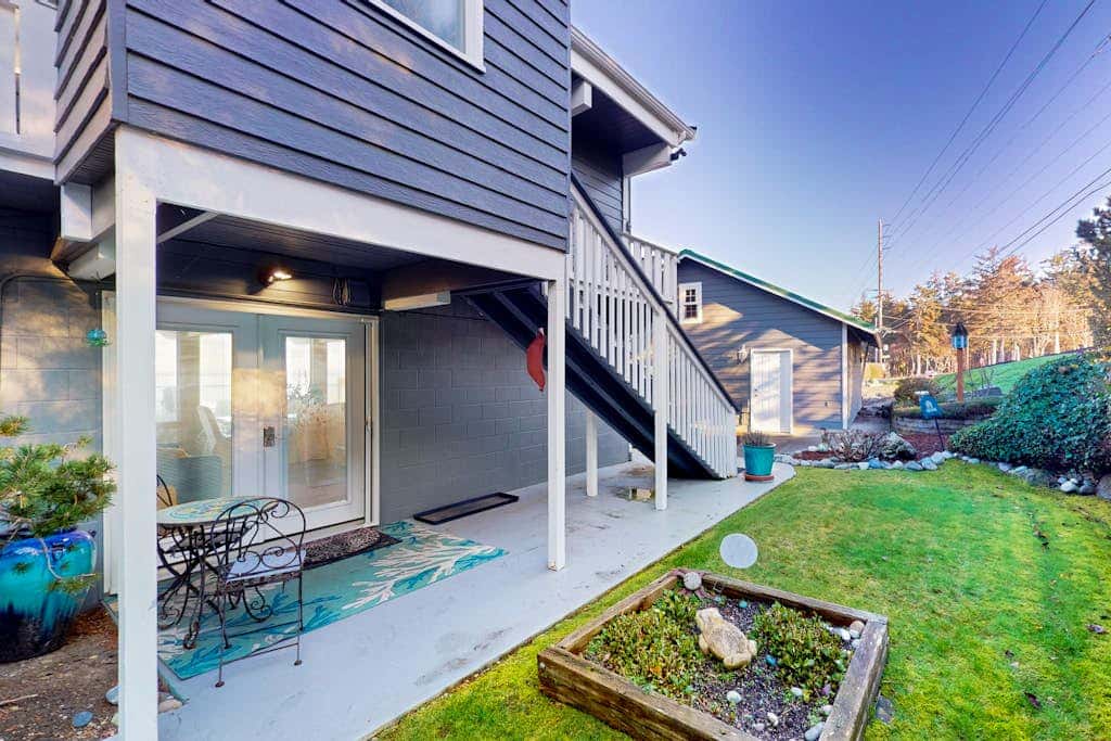 Stunning Waterfront Condo in Oak Harbor with Beach Views and Fire Pit