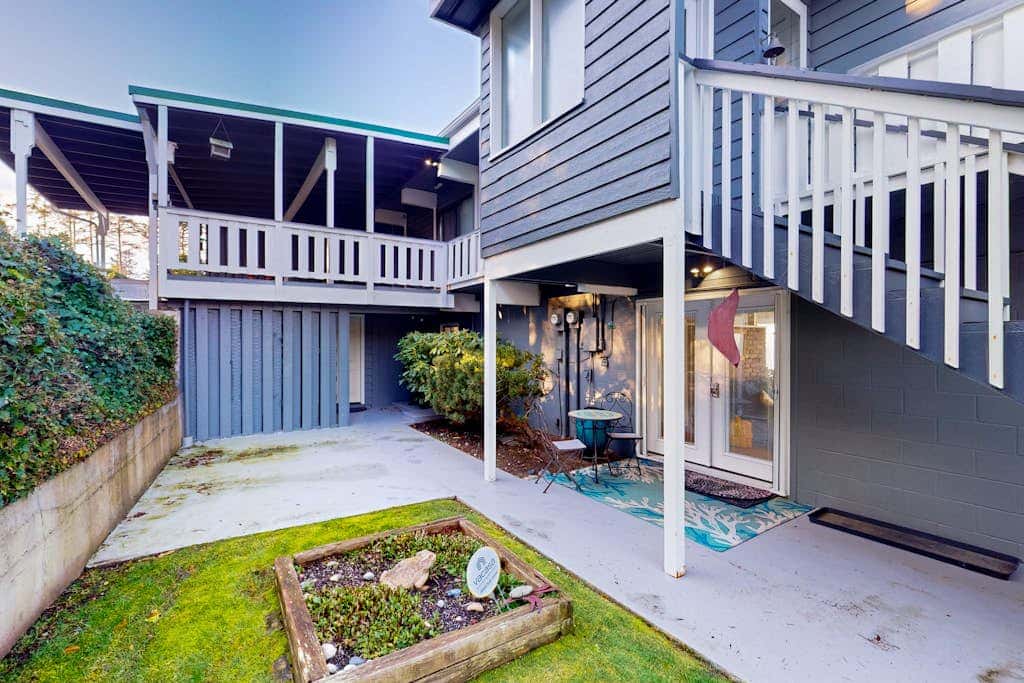 Stunning Waterfront Condo in Oak Harbor with Beach Views and Fire Pit