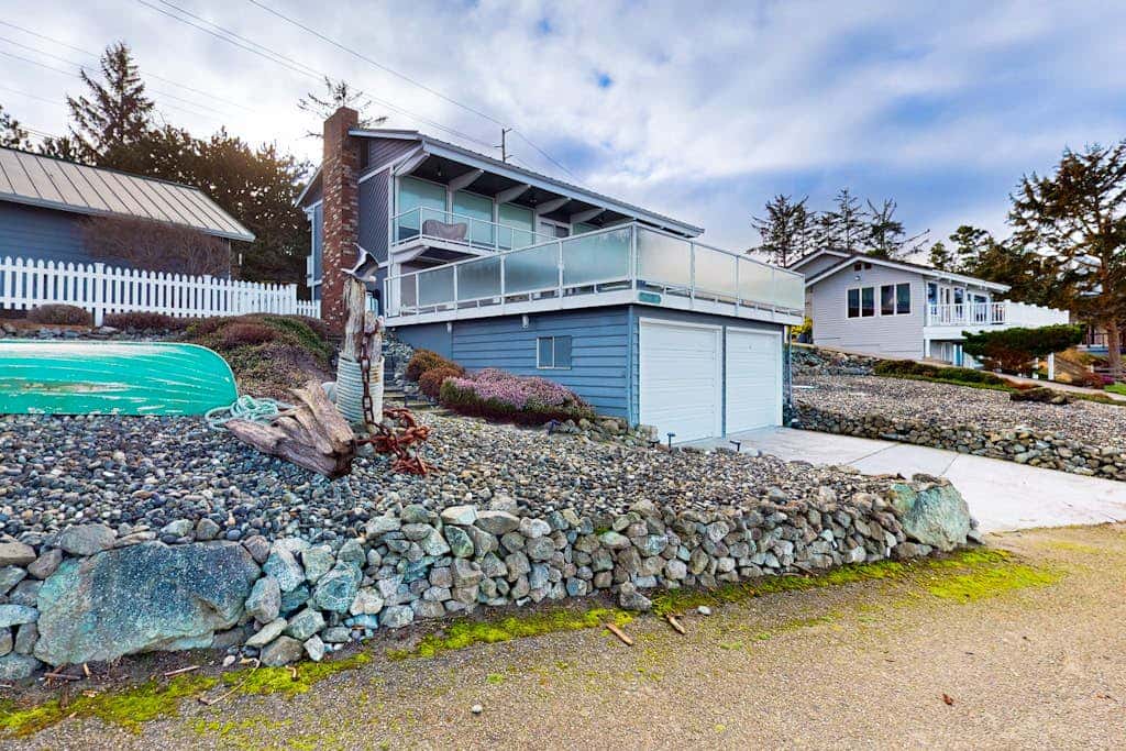 Stunning Waterfront Condo in Oak Harbor with Beach Views and Fire Pit